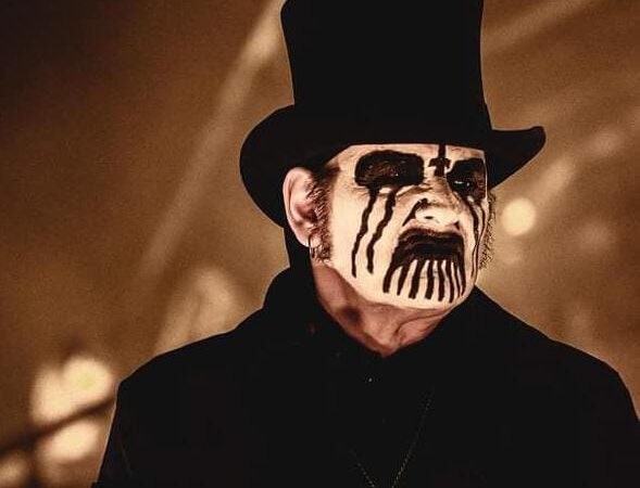 EN LA EXPLANADA DEL ESTADIO AZTECA, KING DIAMOND ANUNCIA  UNA MISA.